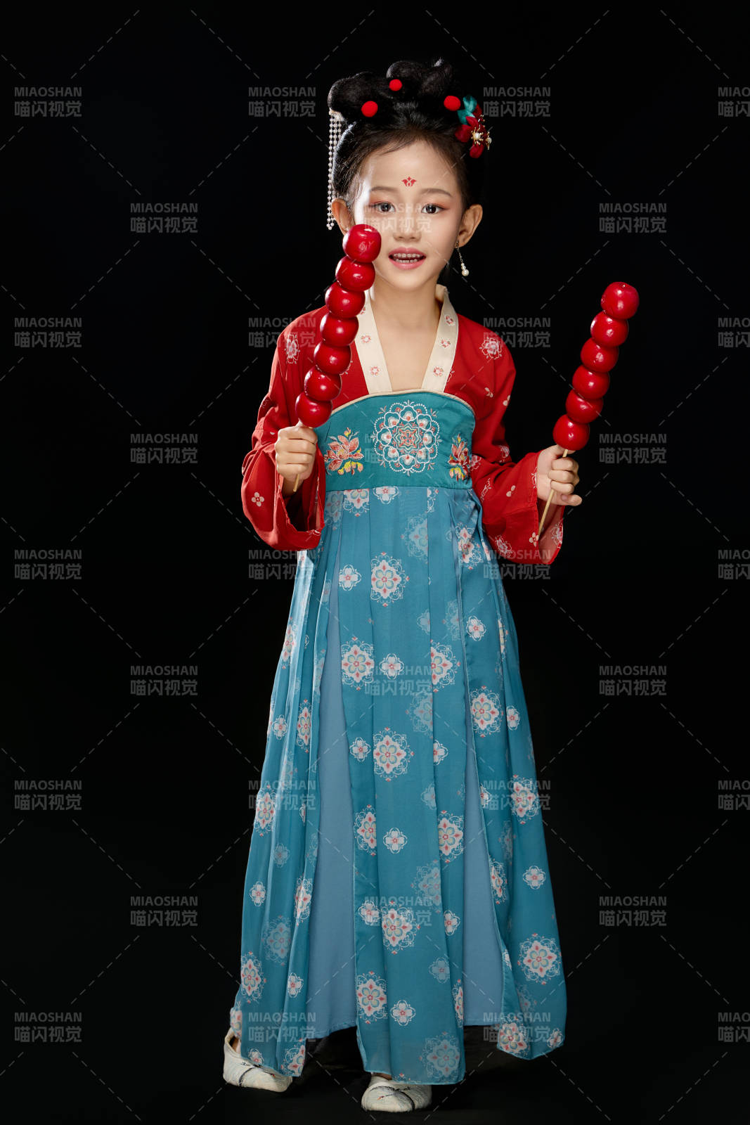 黑色背景下汉服装扮的中国女童