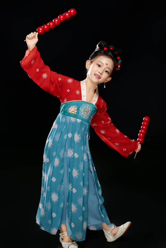 黑色背景下汉服装扮的中国女童