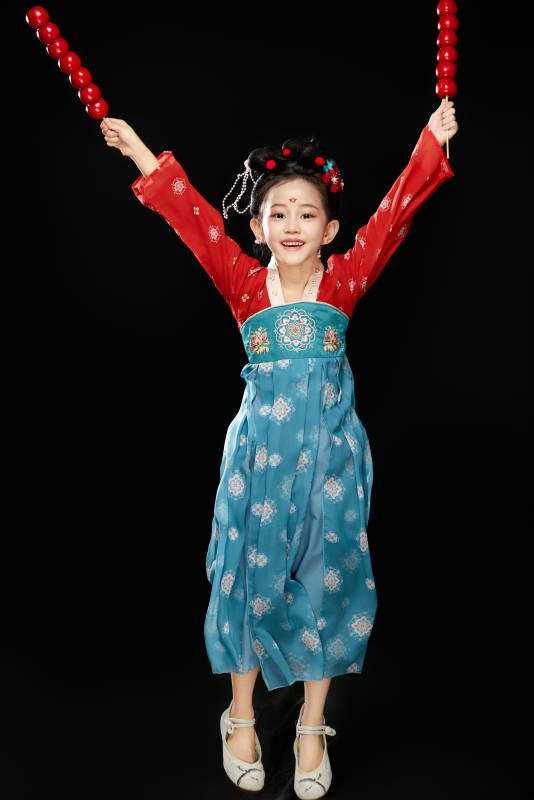 黑色背景下汉服装扮的中国女童