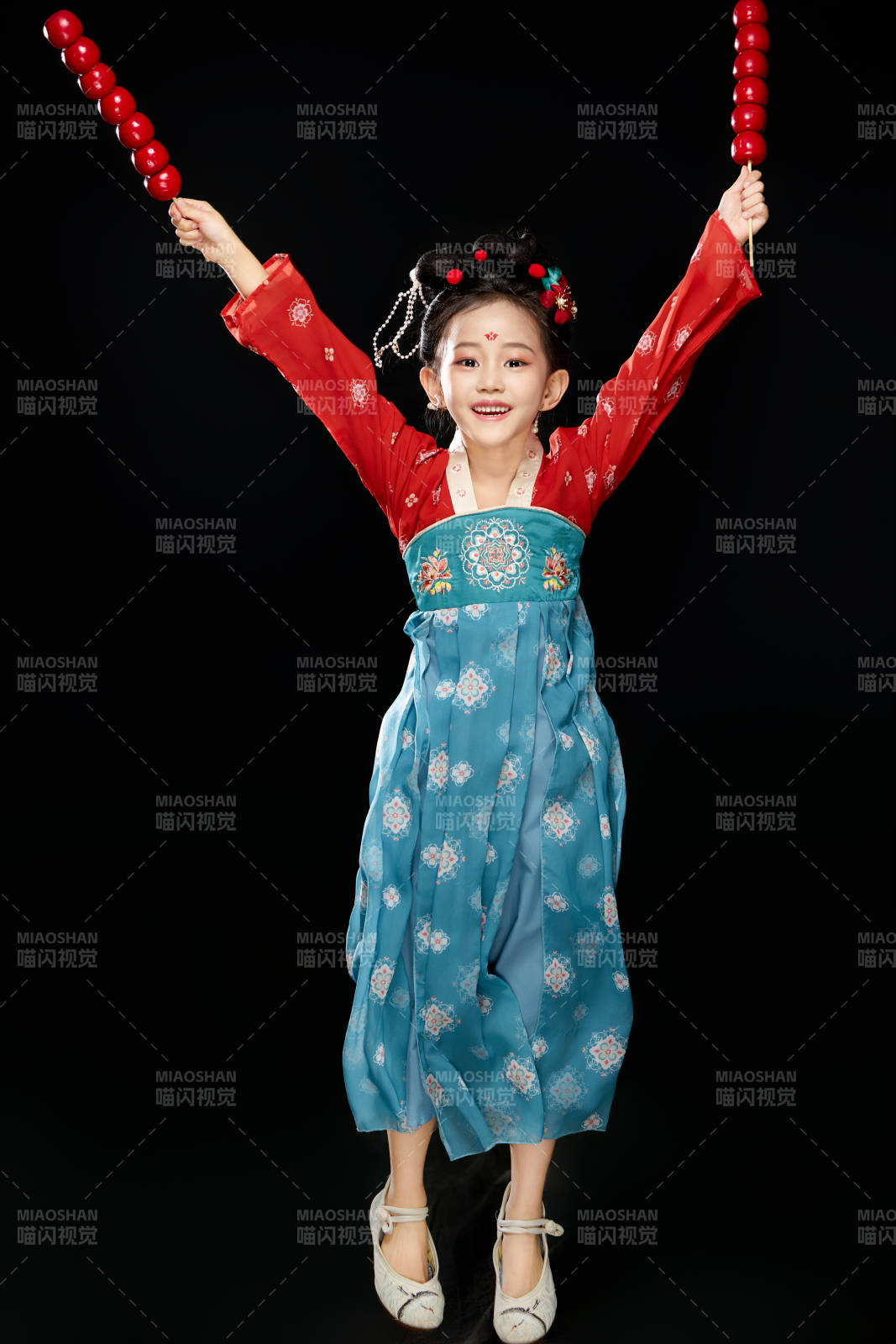 黑色背景下汉服装扮的中国女童