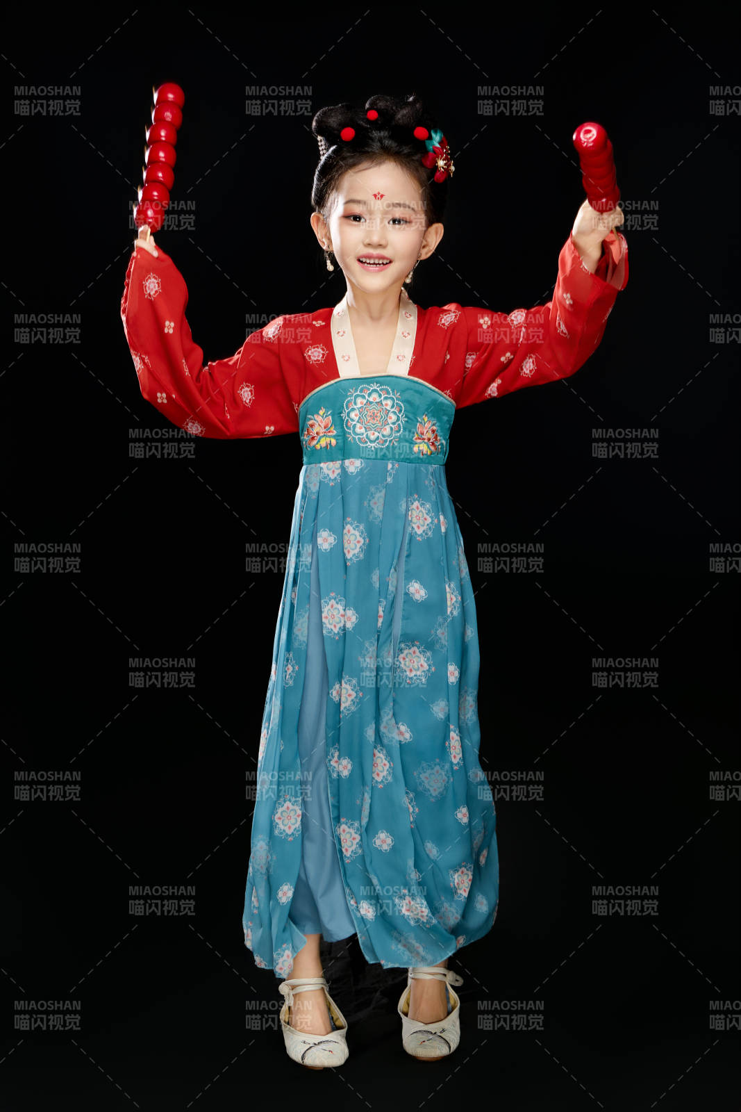 黑色背景下汉服装扮的中国女童