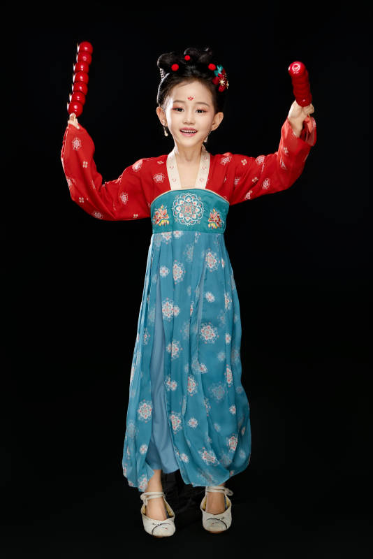 黑色背景下汉服装扮的中国女童