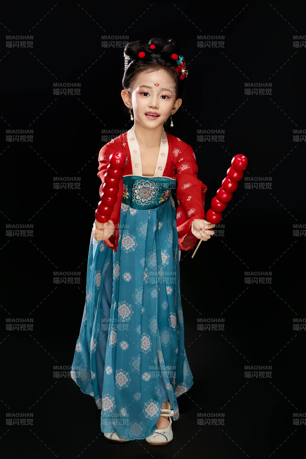 黑色背景下漢服裝扮的中國女童