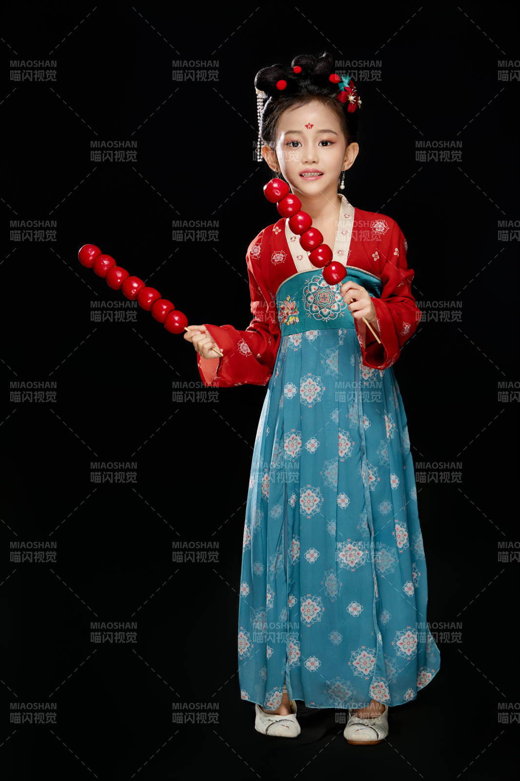 黑色背景下汉服装扮的中国女童