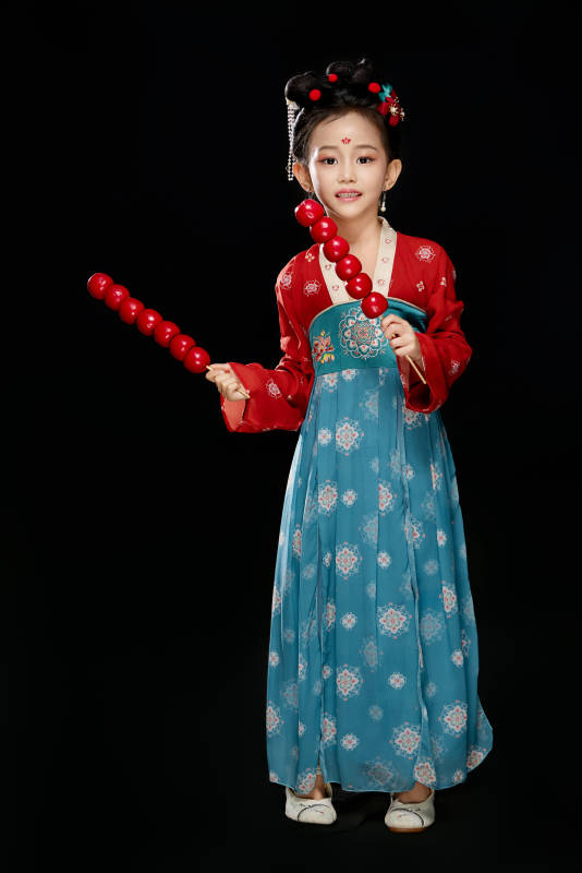 黑色背景下汉服装扮的中国女童