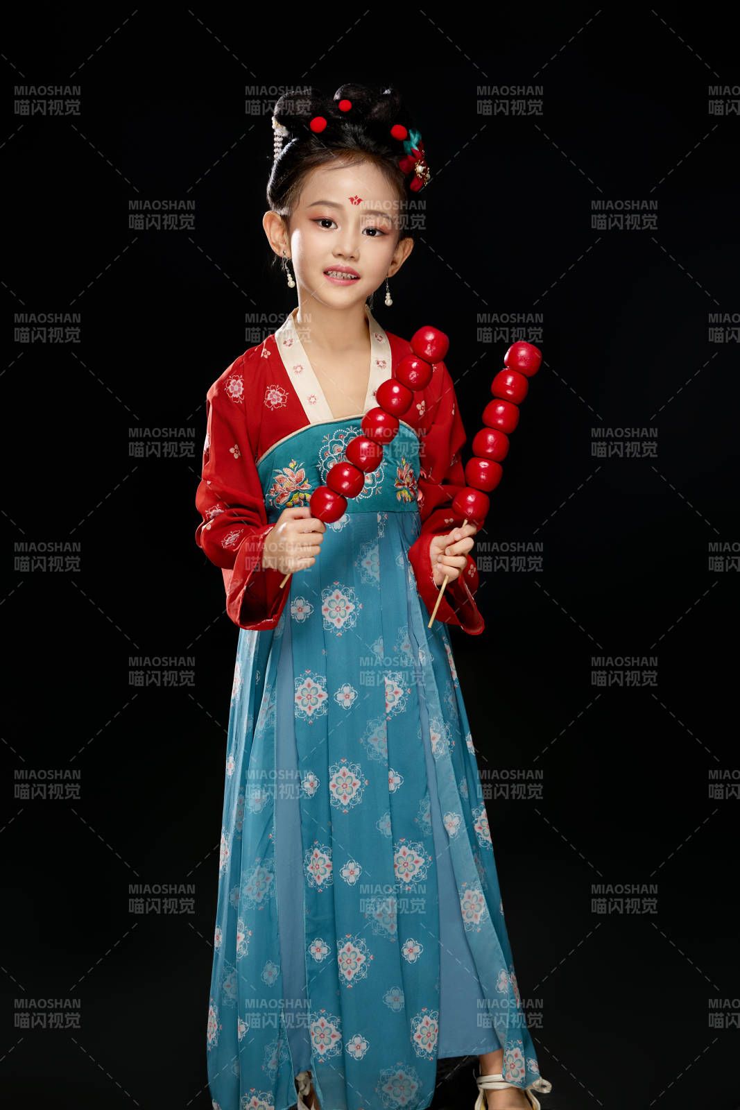 黑色背景下漢服裝扮的中國女童