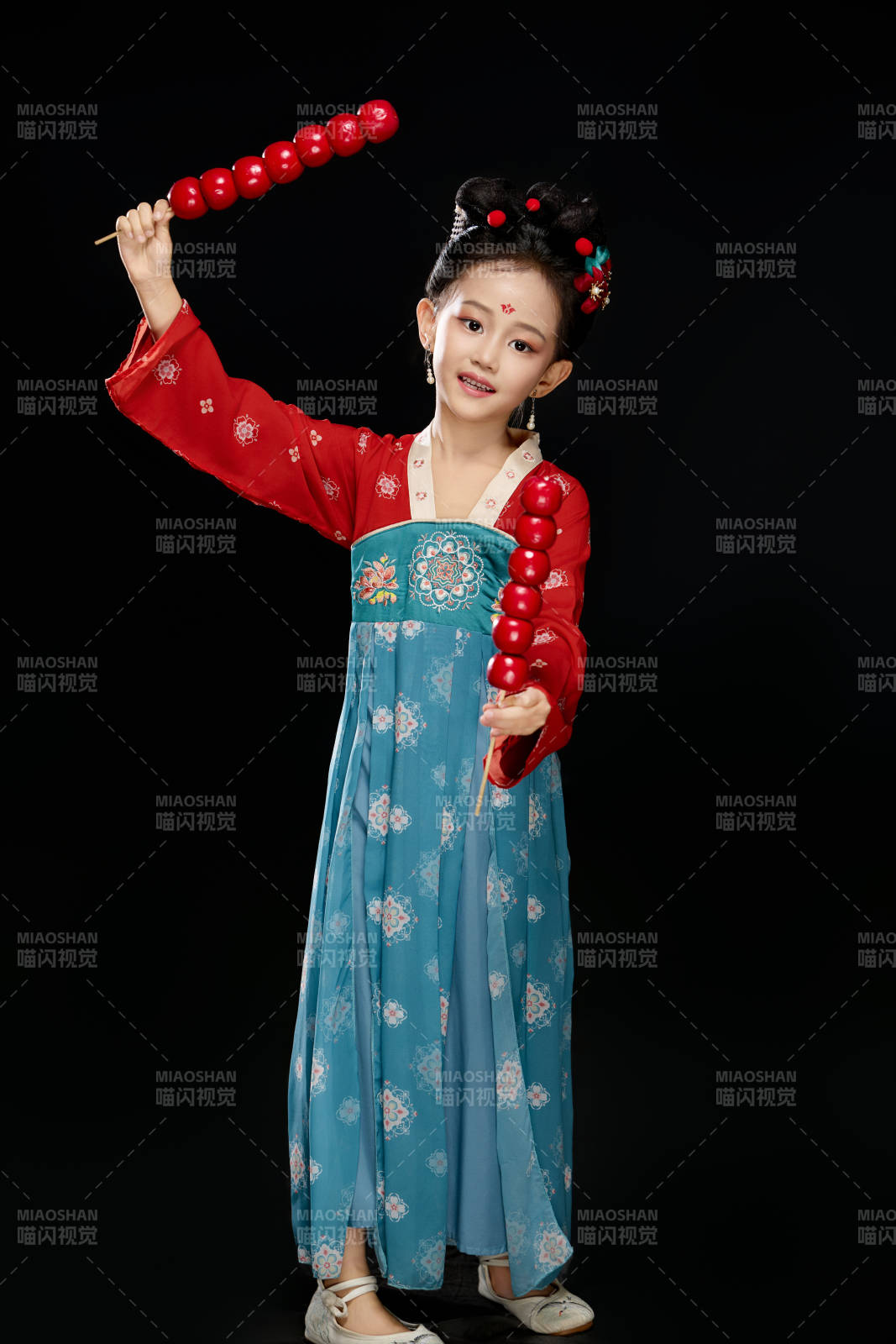 黑色背景下漢服裝扮的中國(guó)女童