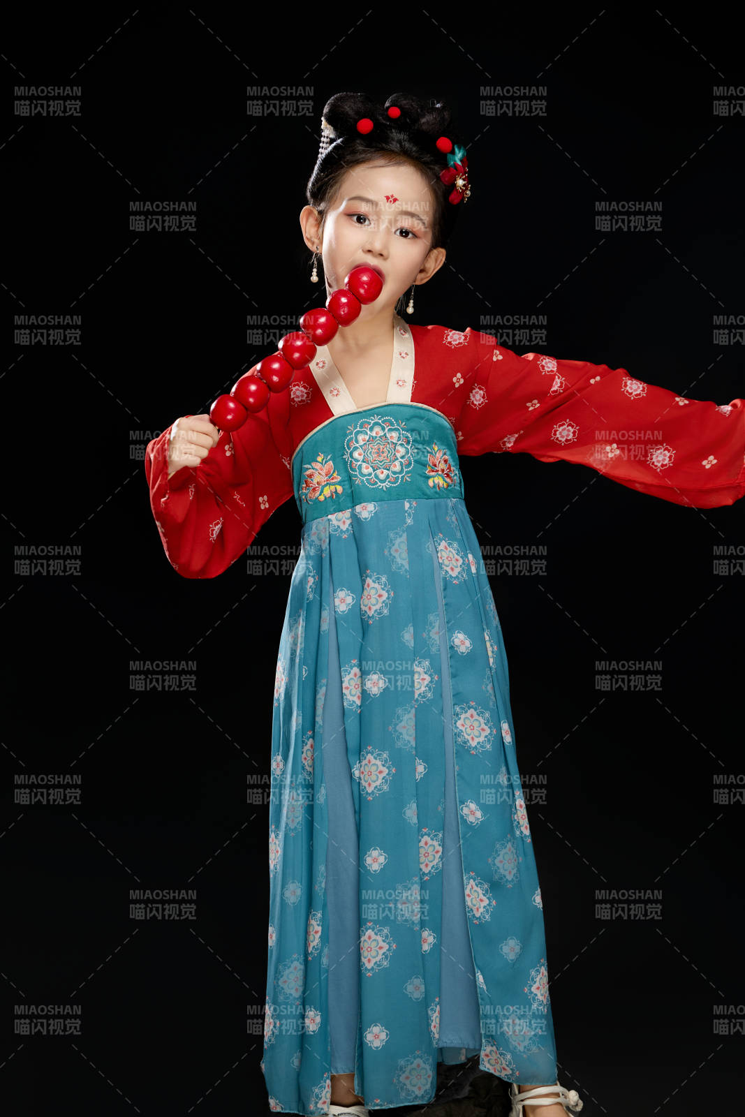 黑色背景下漢服裝扮的中國女童