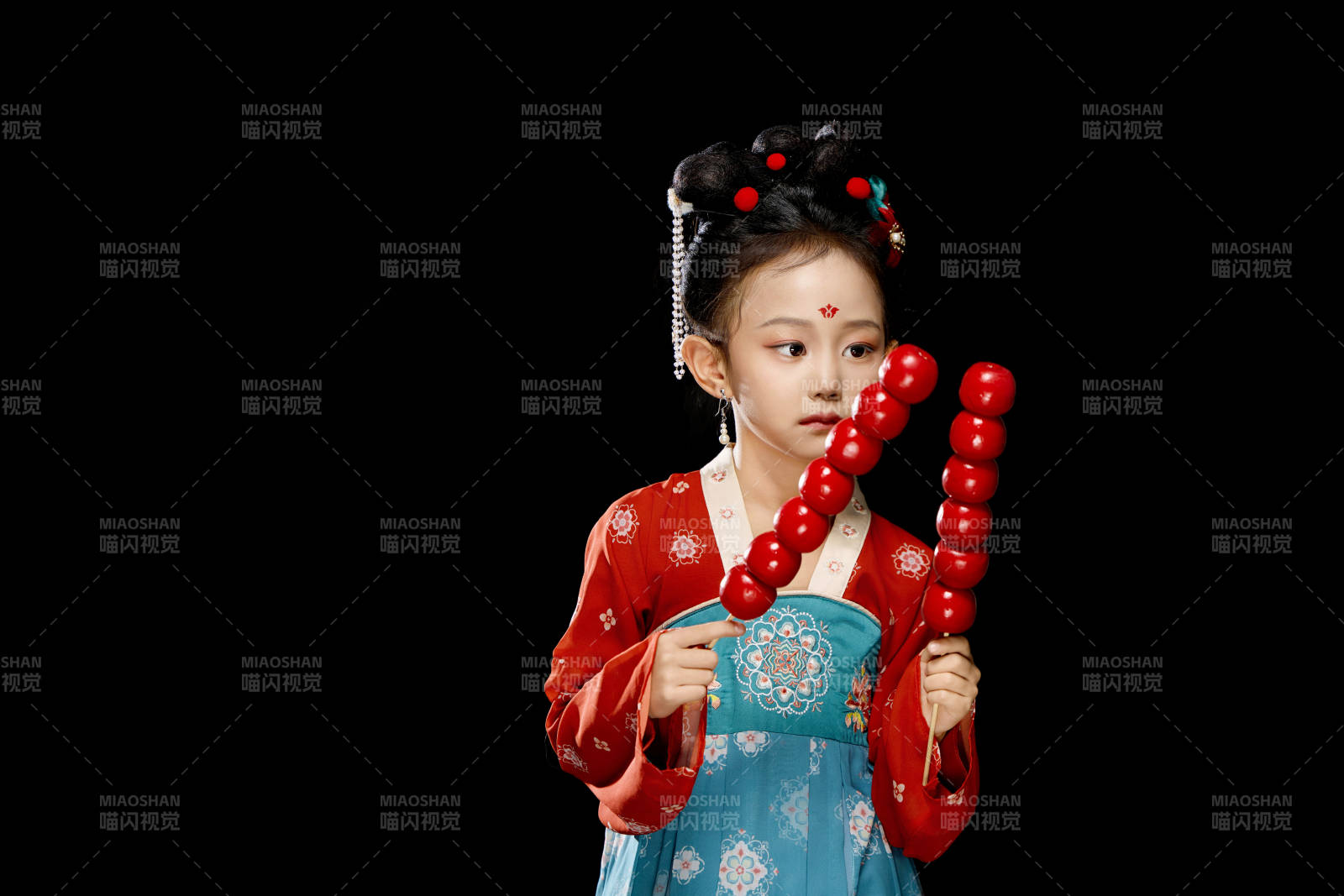 黑色背景下漢服裝扮的中國女童