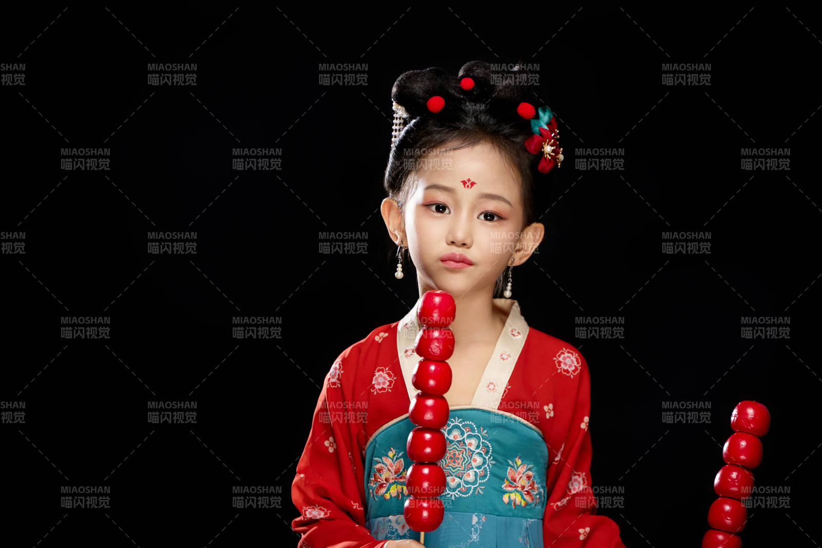 黑色背景下漢服裝扮的中國女童