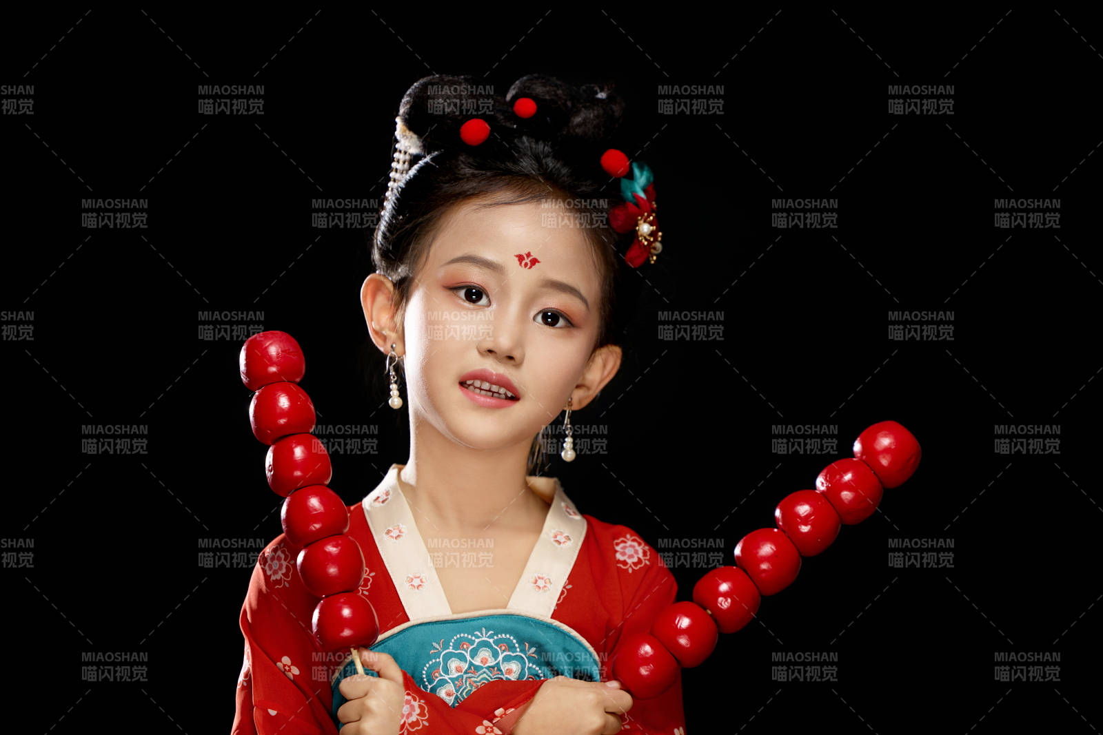 黑色背景下漢服裝扮的中國女童