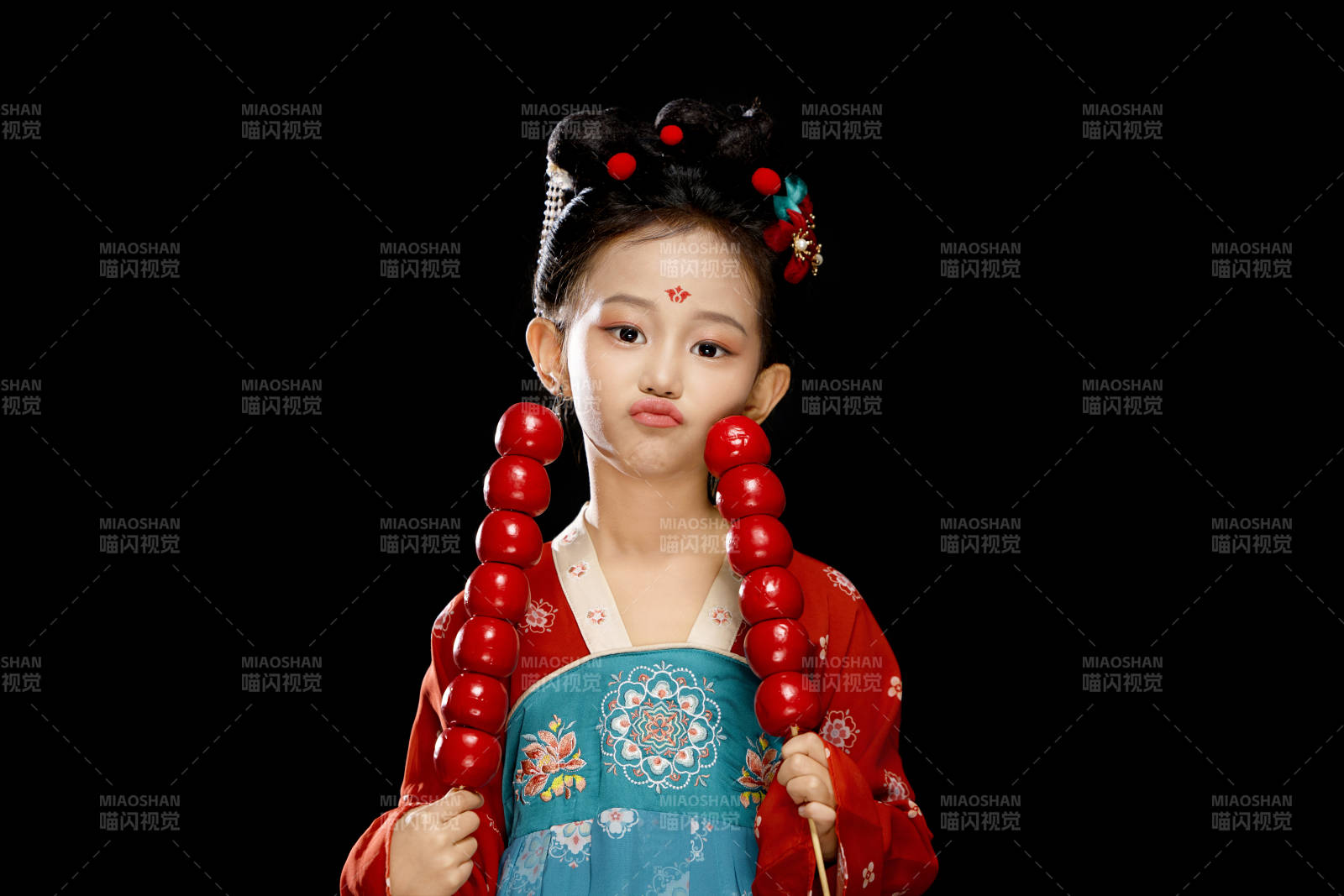 黑色背景下漢服裝扮的中國(guó)女童