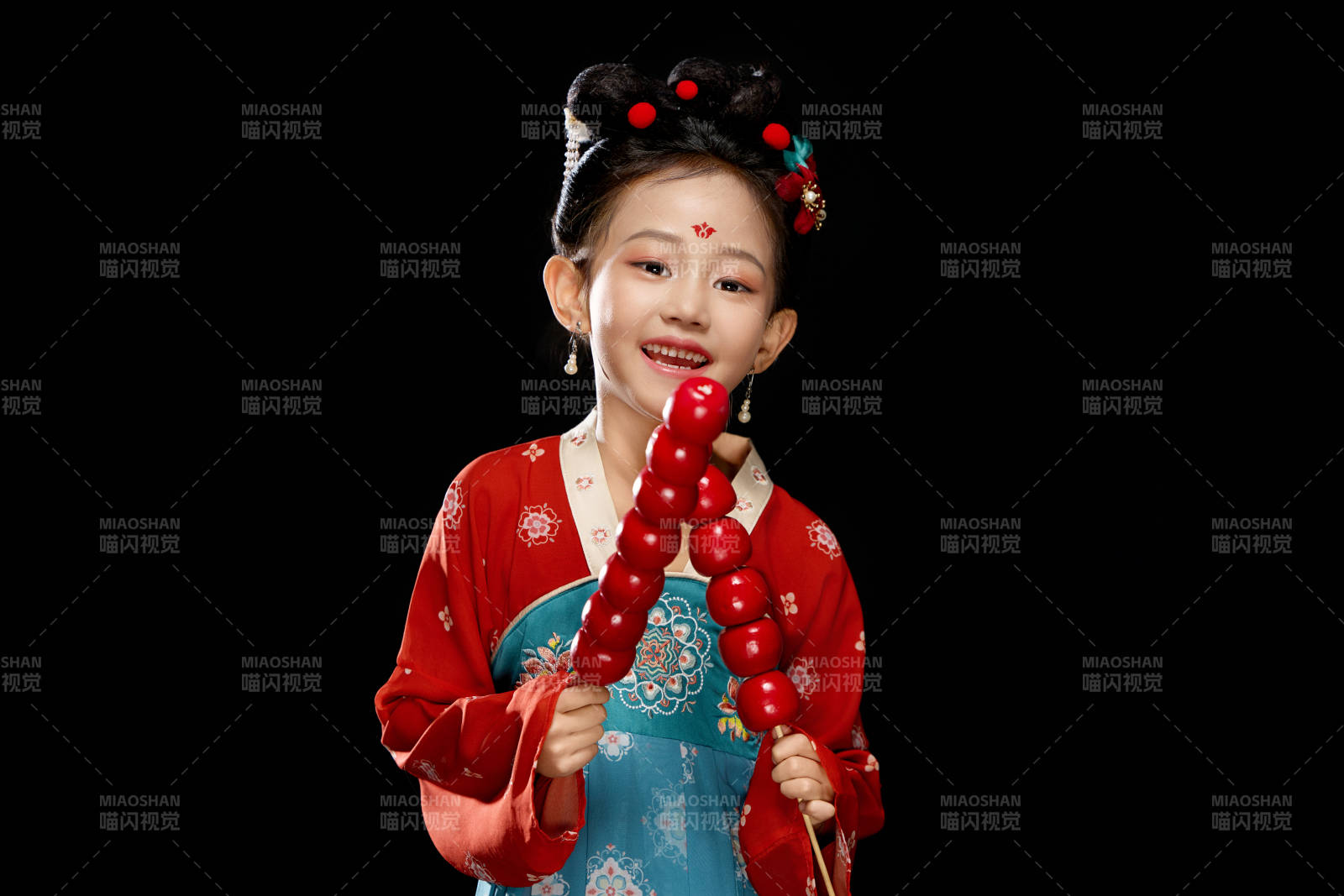 黑色背景下漢服裝扮的中國女童