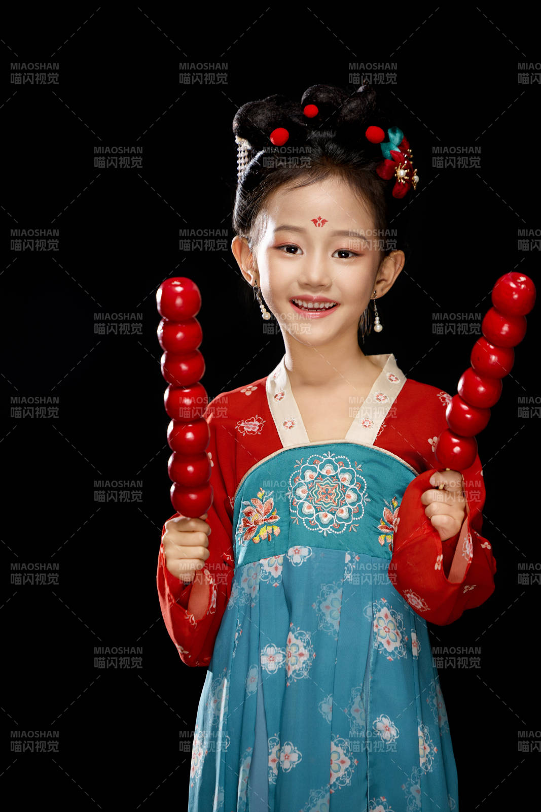 黑色背景下漢服裝扮的中國女童