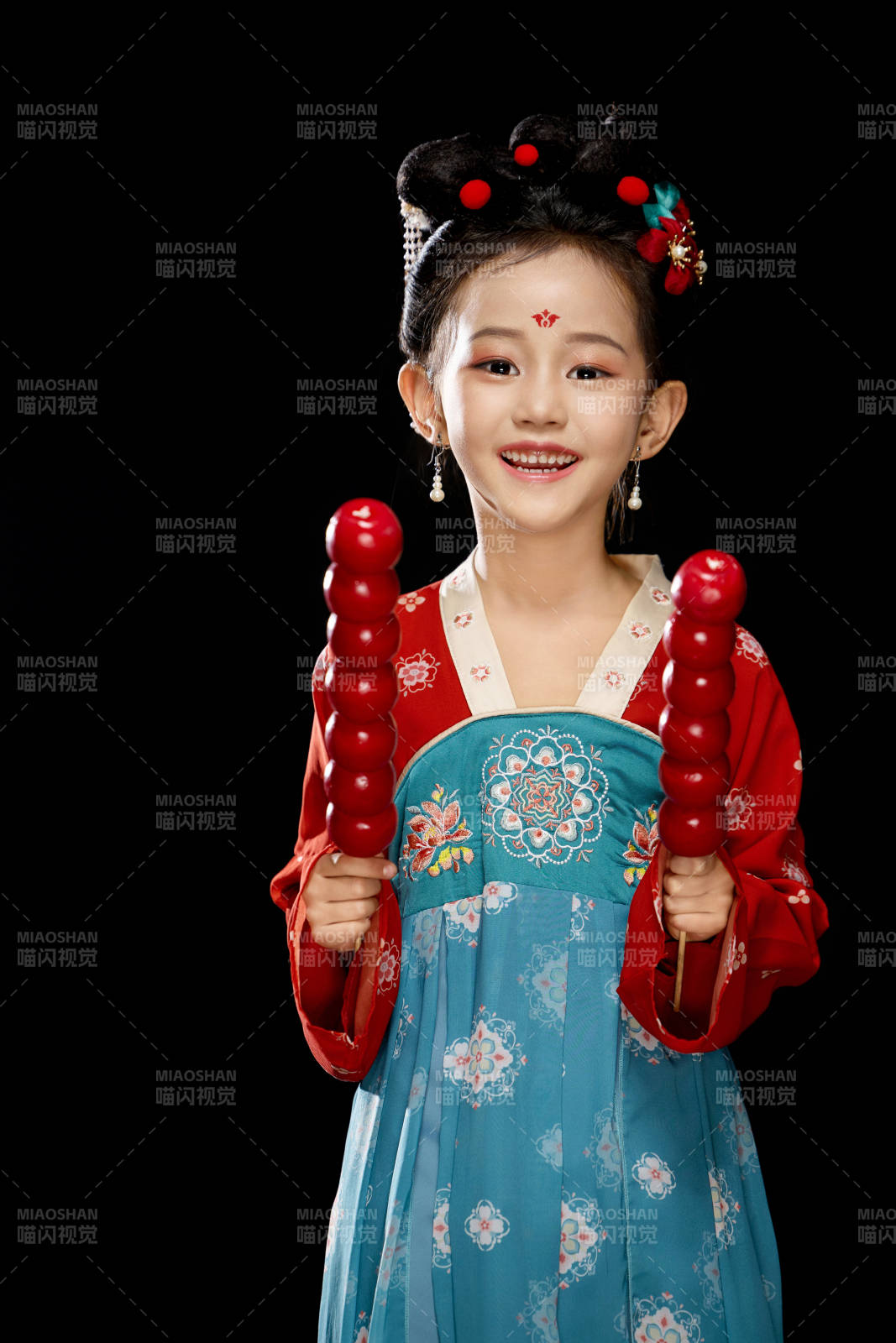 黑色背景下漢服裝扮的中國女童