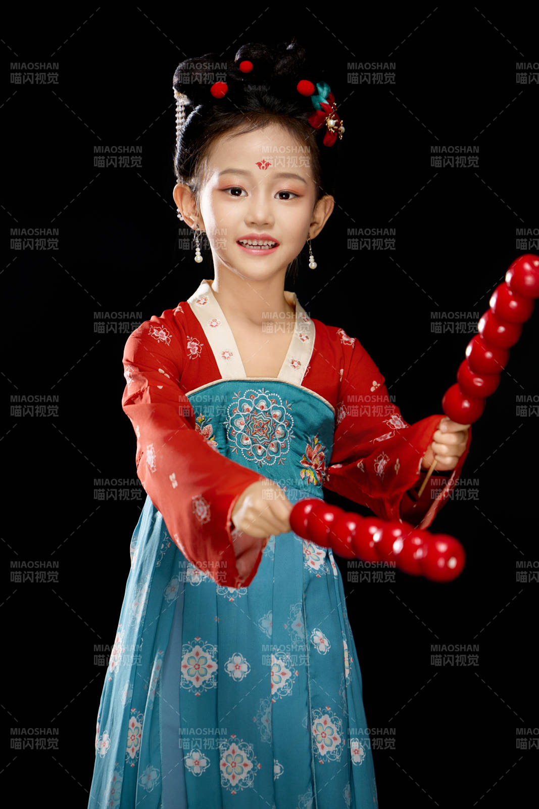 黑色背景下漢服裝扮的中國女童