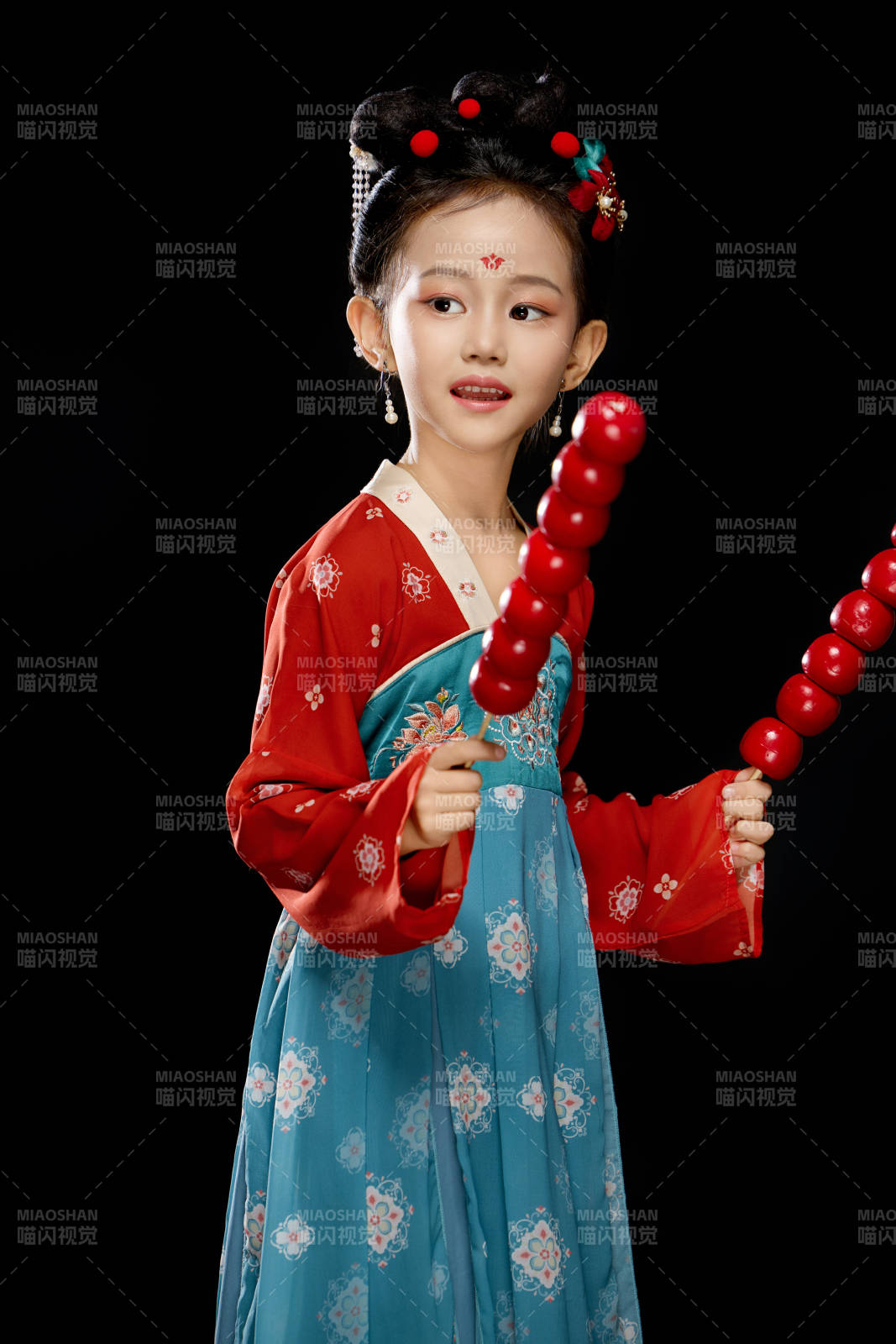 黑色背景下漢服裝扮的中國女童