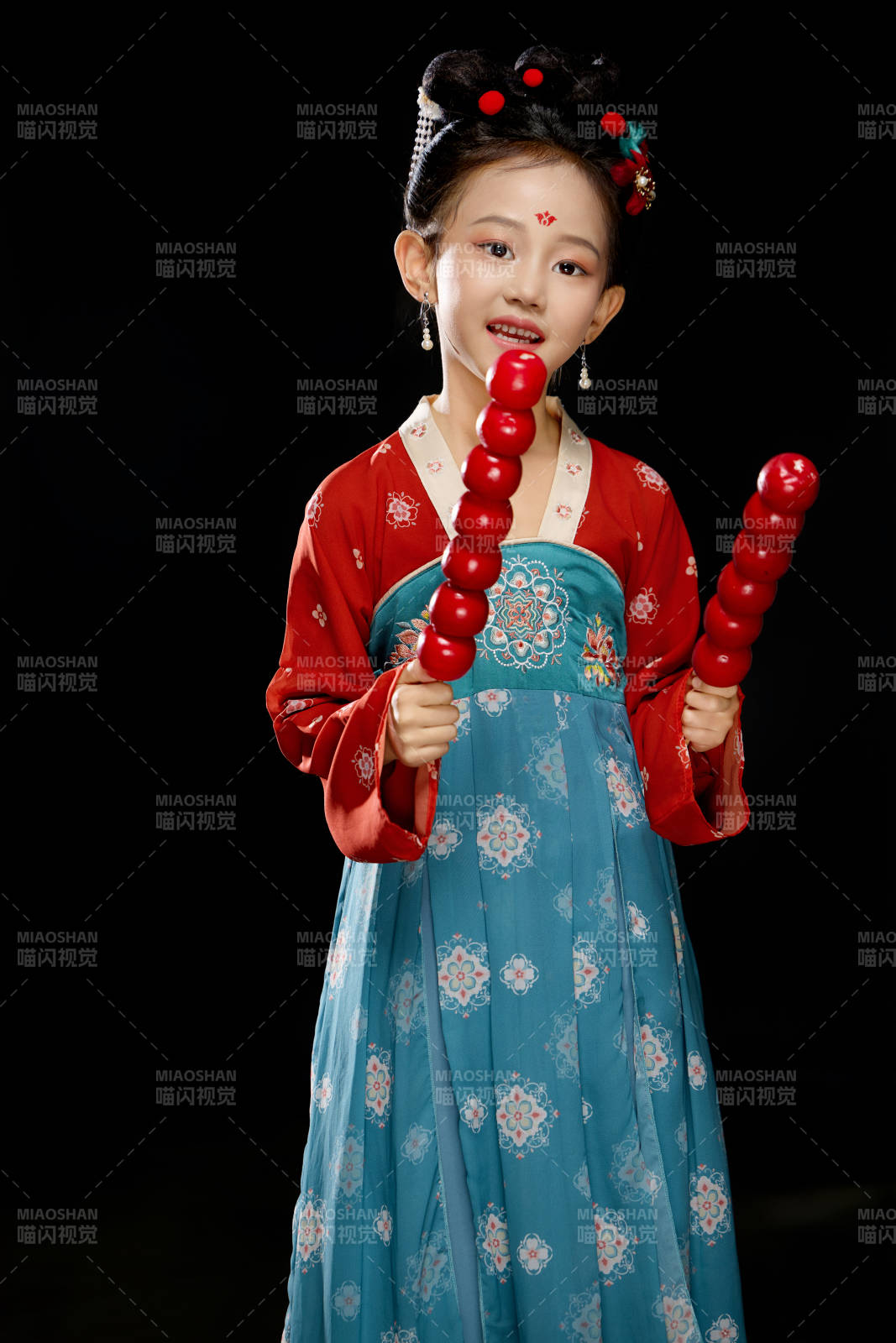 黑色背景下漢服裝扮的中國(guó)女童