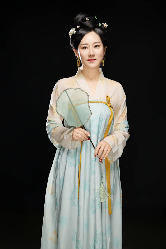 手持蝶扇展示唐代服饰妆容的成熟东方女性