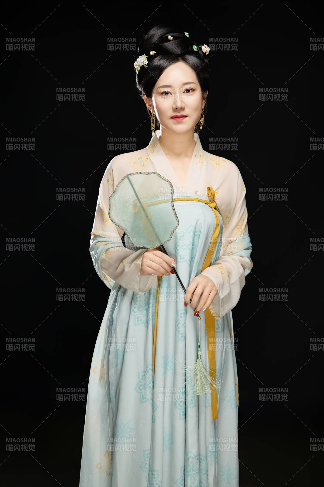 手持蝶扇展示唐代服饰妆容的成熟东方女性