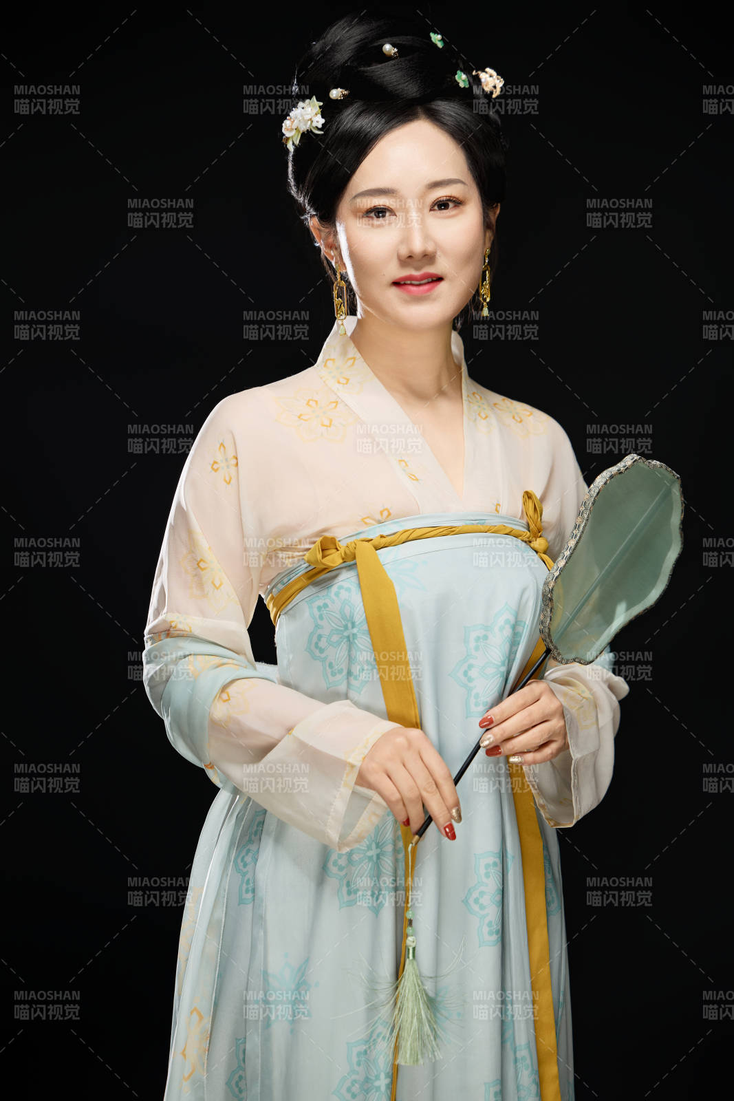 手持蝶扇展示唐代服饰妆容的成熟东方女性