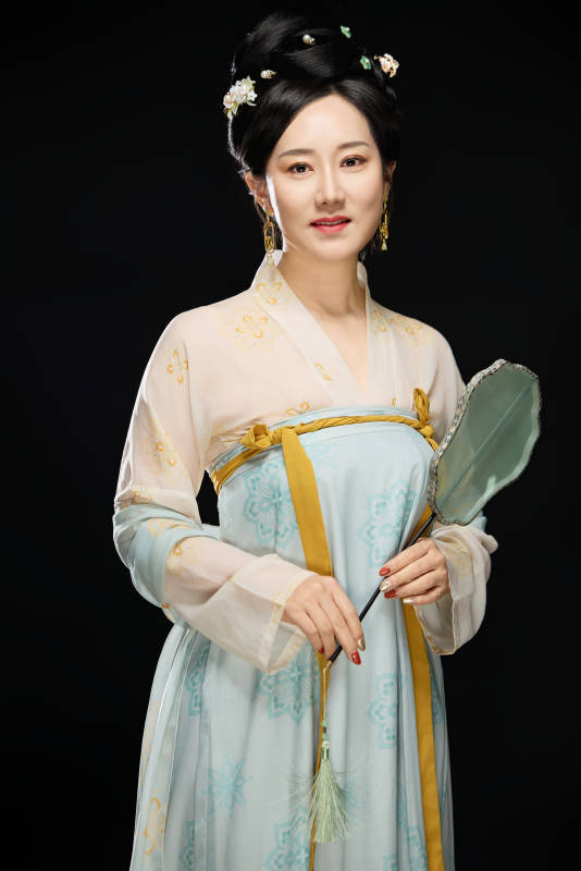 手持蝶扇展示唐代服饰妆容的成熟东方女性