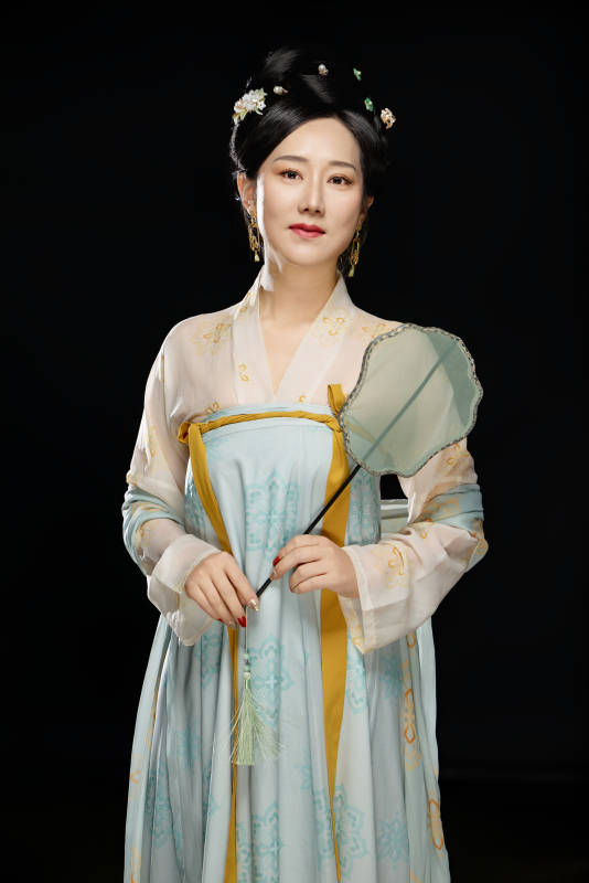 手持蝶扇展示唐代服饰妆容的成熟东方女性