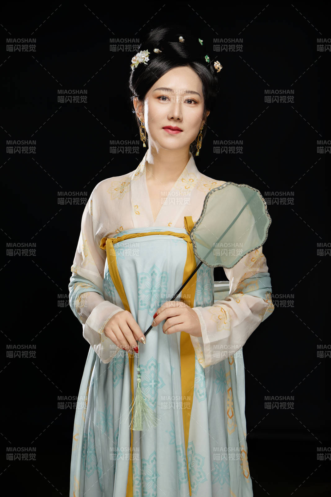 手持蝶扇展示唐代服饰妆容的成熟东方女性