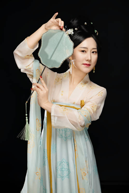 手持蝶扇展示唐代服饰妆容的成熟东方女性