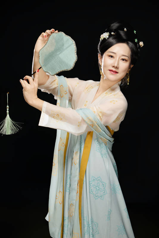 手持蝶扇展示唐代服饰妆容的成熟东方女性