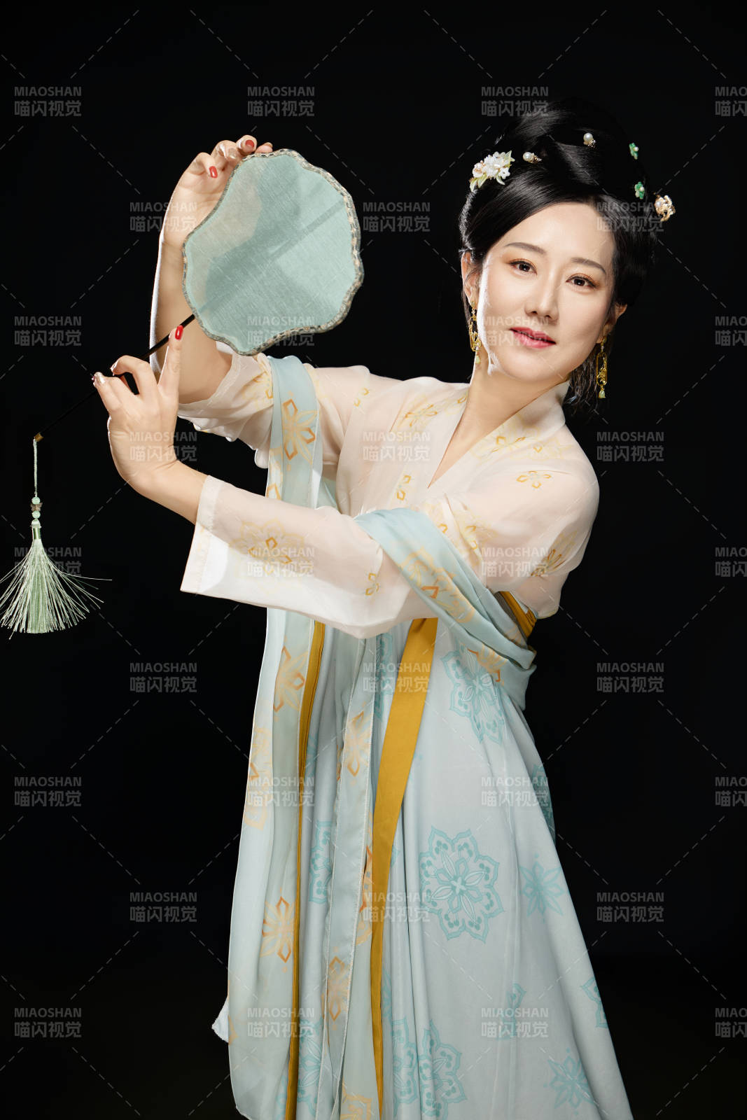 手持蝶扇展示唐代服饰妆容的成熟东方女性