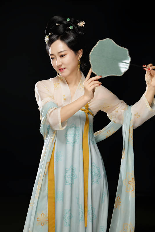 手持蝶扇展示唐代服饰妆容的成熟东方女性