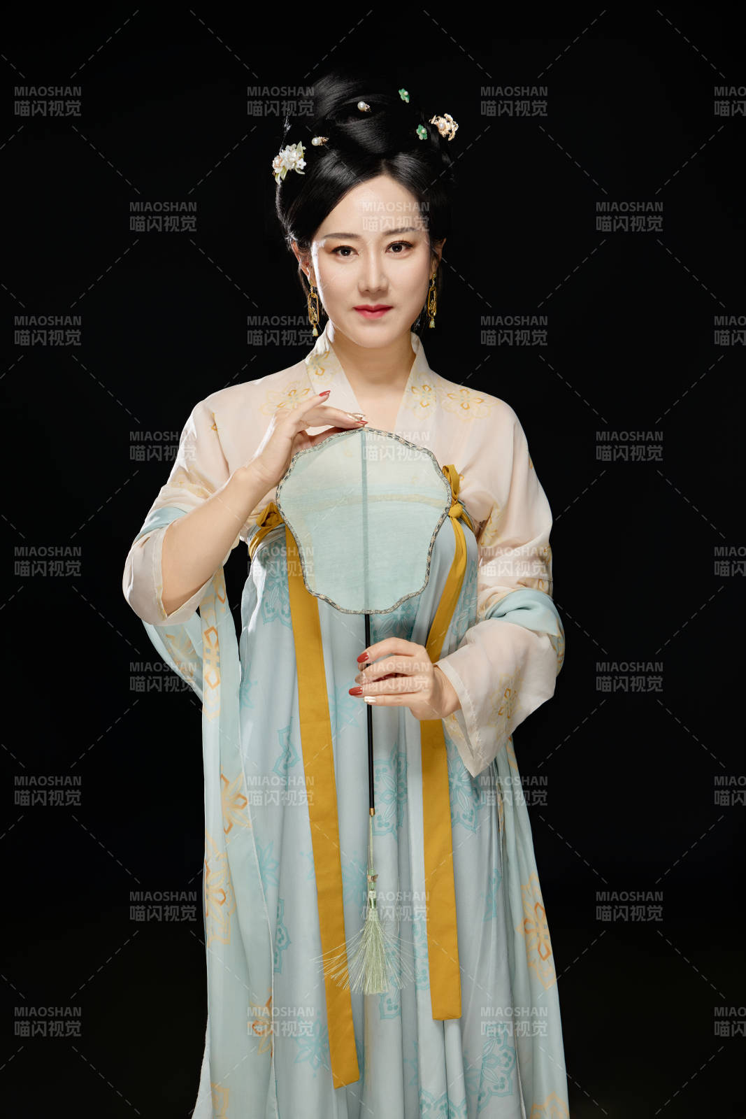 手持蝶扇展示唐代服飾妝容的成熟東方女性