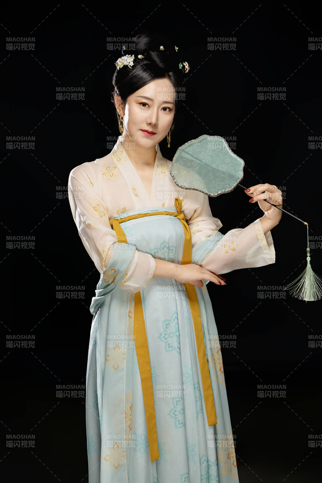 手持蝶扇展示唐代服飾妝容的成熟東方女性