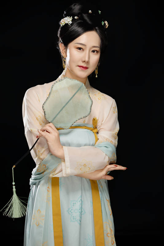 手持蝶扇展示唐代服饰妆容的成熟东方女性
