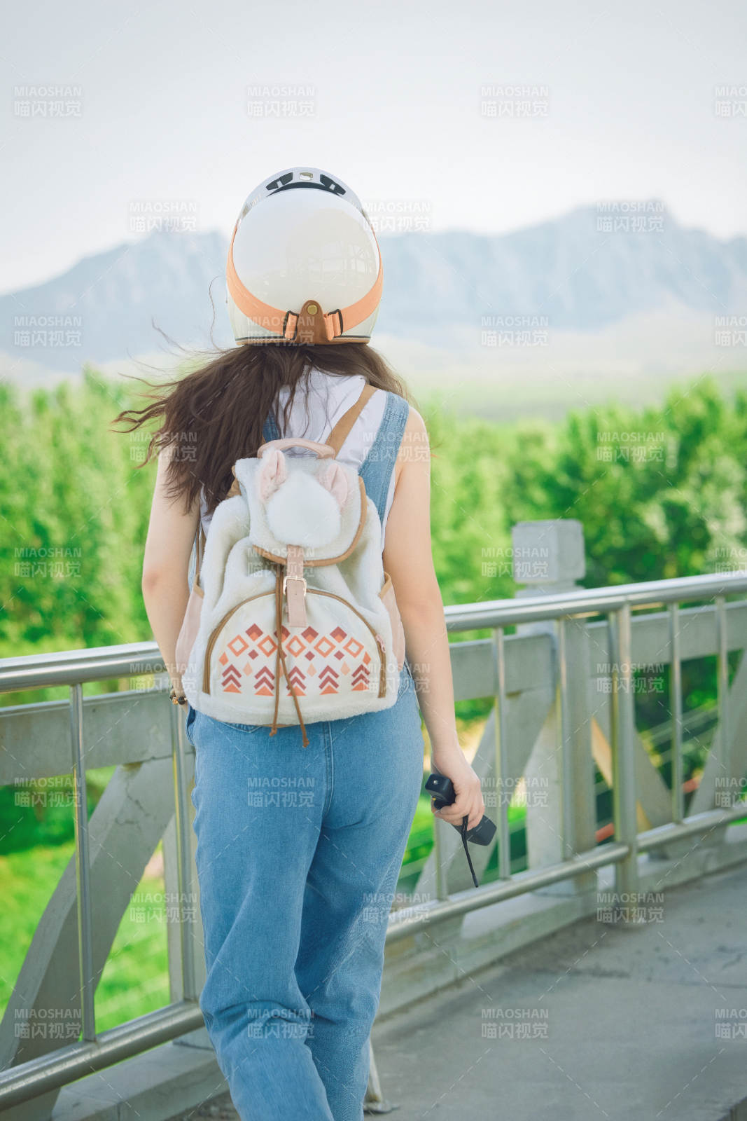 穿着骑行服饰佩戴头盔游玩的东方美女