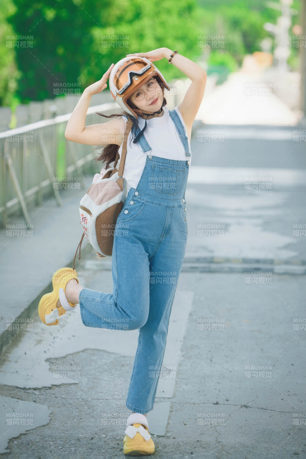 穿著騎行服飾佩戴頭盔游玩的東方美女