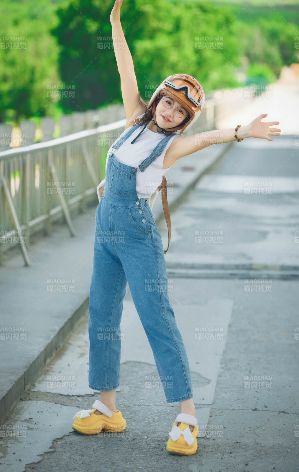 穿著騎行服飾佩戴頭盔游玩的東方美女