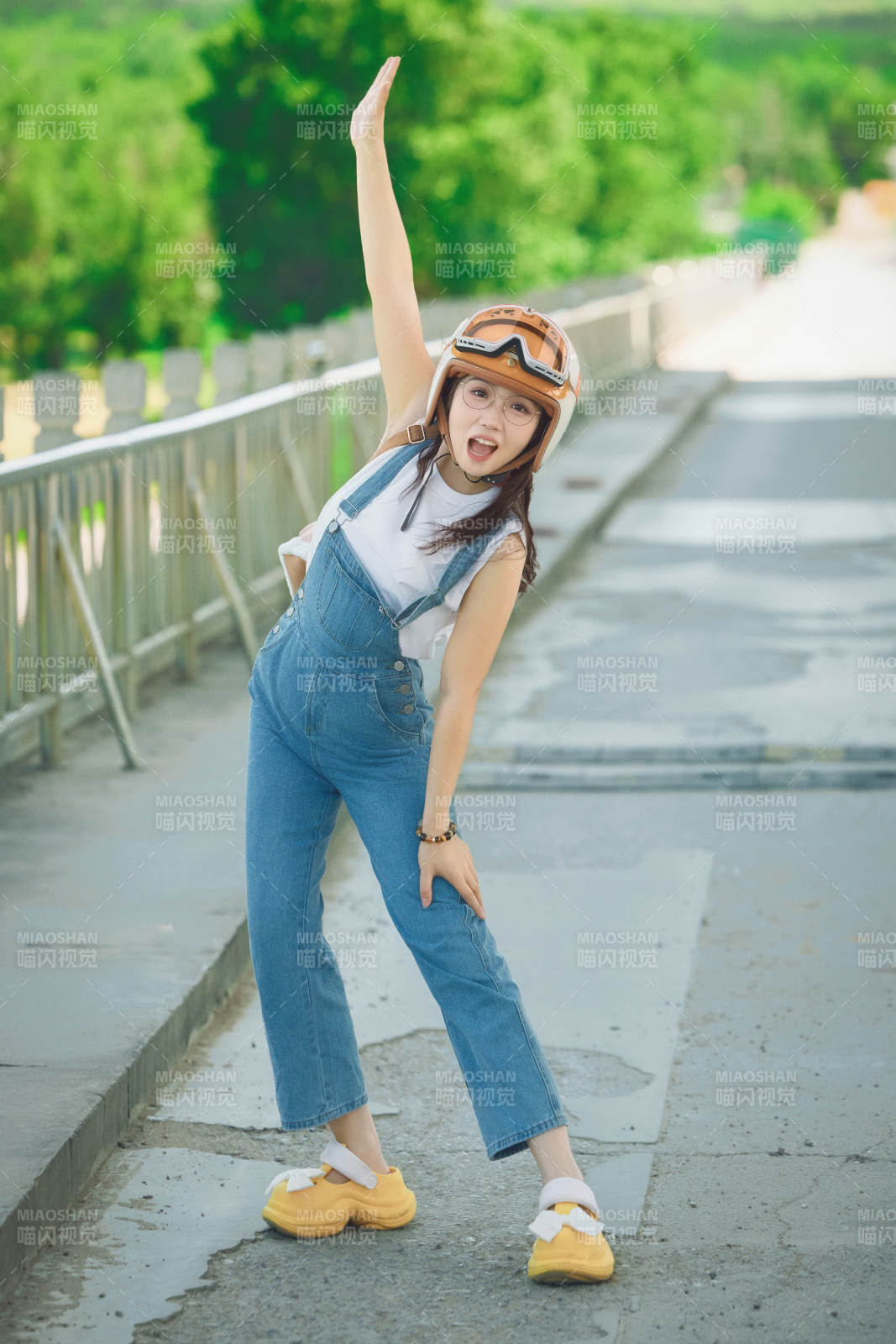 穿著騎行服飾佩戴頭盔游玩的東方美女