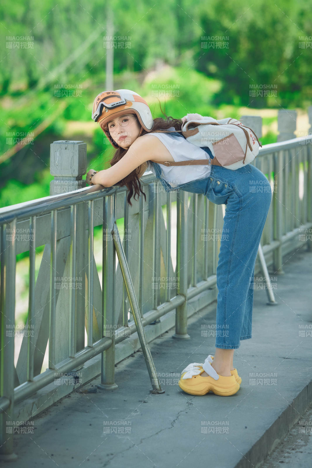 穿著騎行服飾佩戴頭盔游玩的東方美女