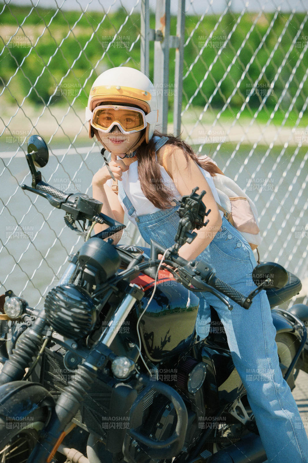 戶外騎在復古摩托車上的亞洲美女