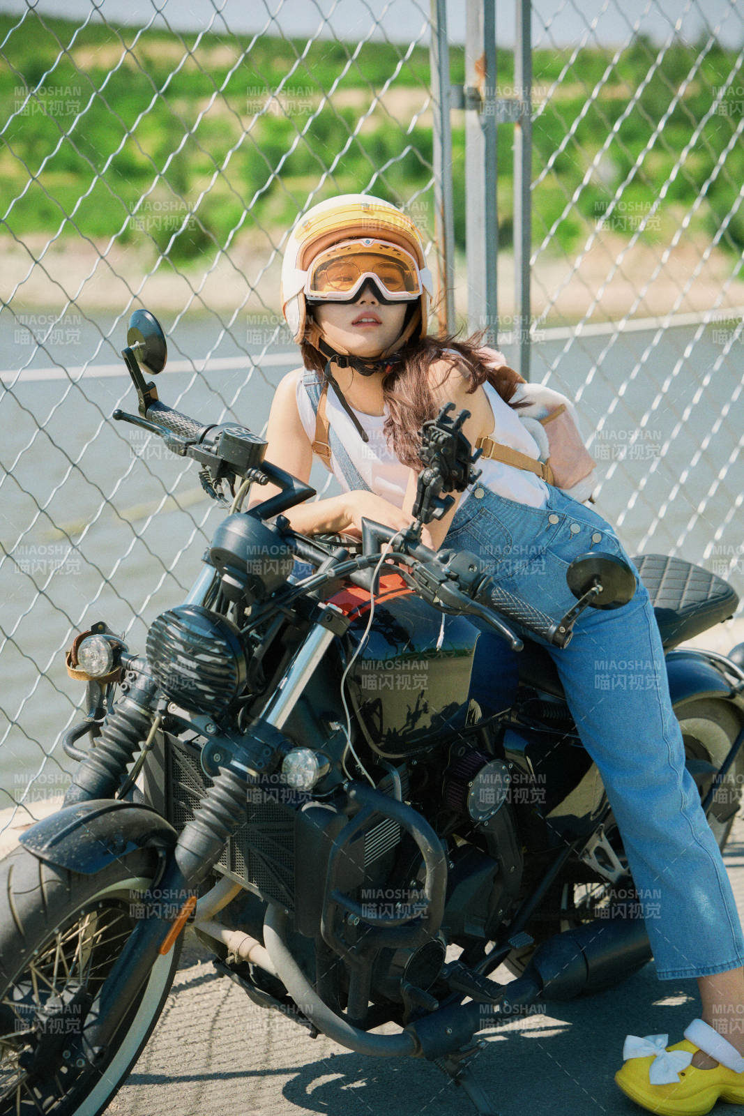戶外騎在復古摩托車上的亞洲美女
