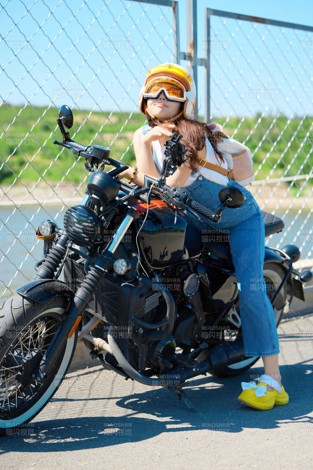 戶外騎在復古摩托車上的亞洲美女