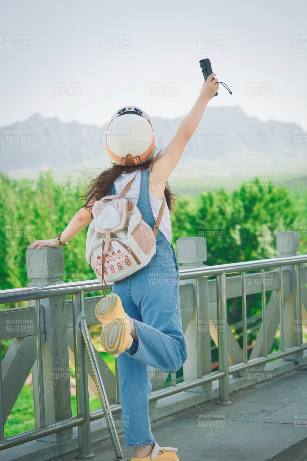 穿著騎行服飾佩戴頭盔游玩的東方美女