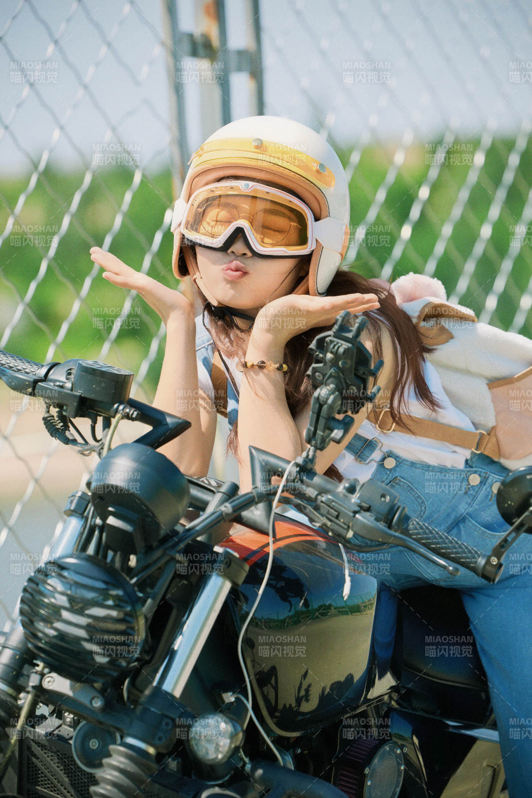 戶外騎在復古摩托車上的亞洲美女