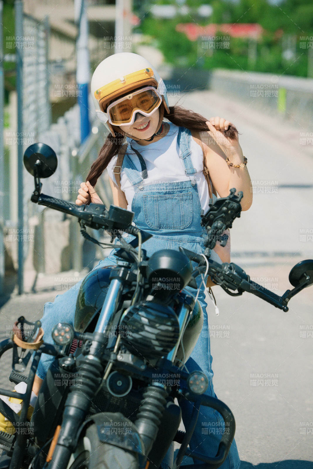 戶外騎在復古摩托車上的亞洲美女