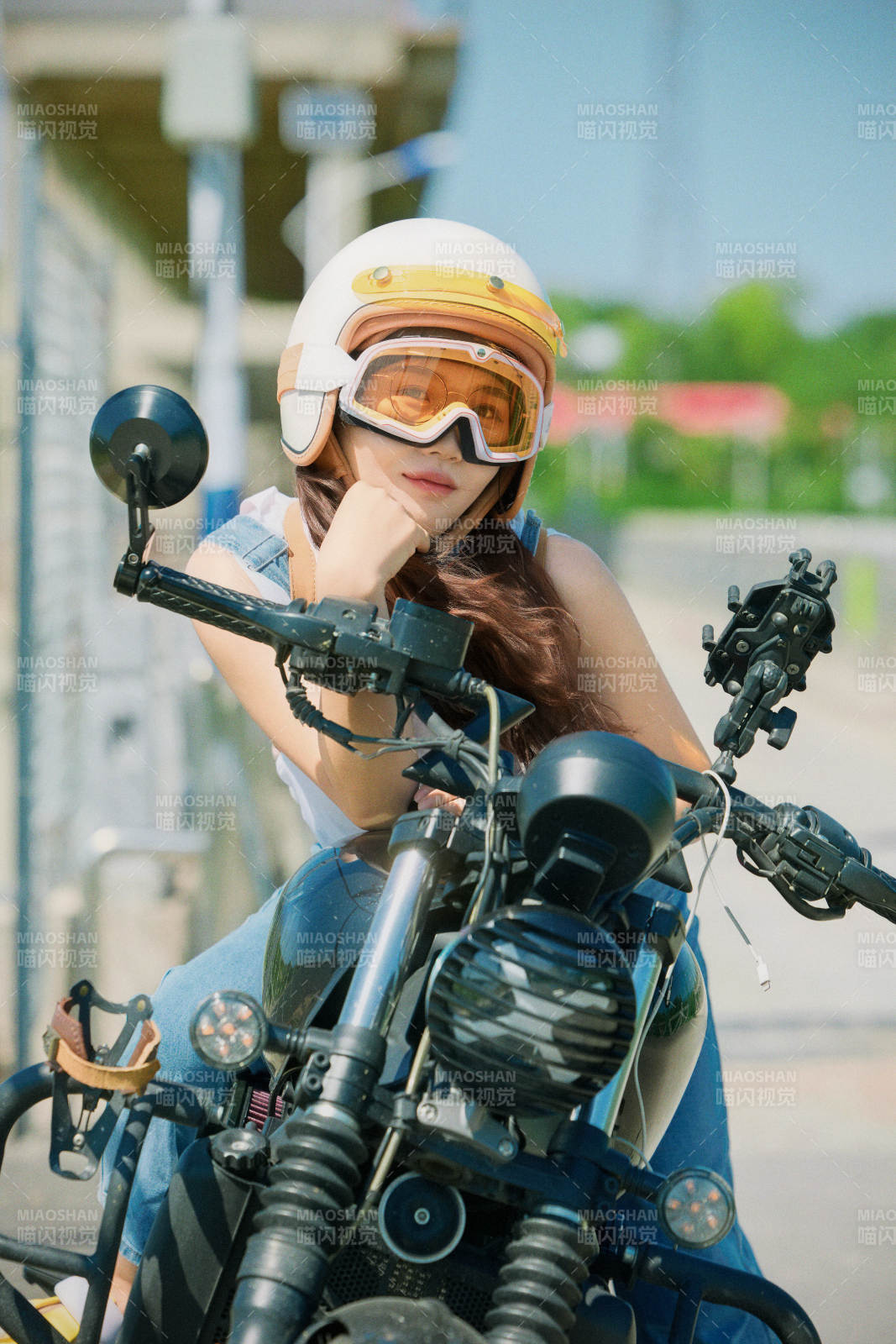 戶外騎在復古摩托車上的亞洲美女