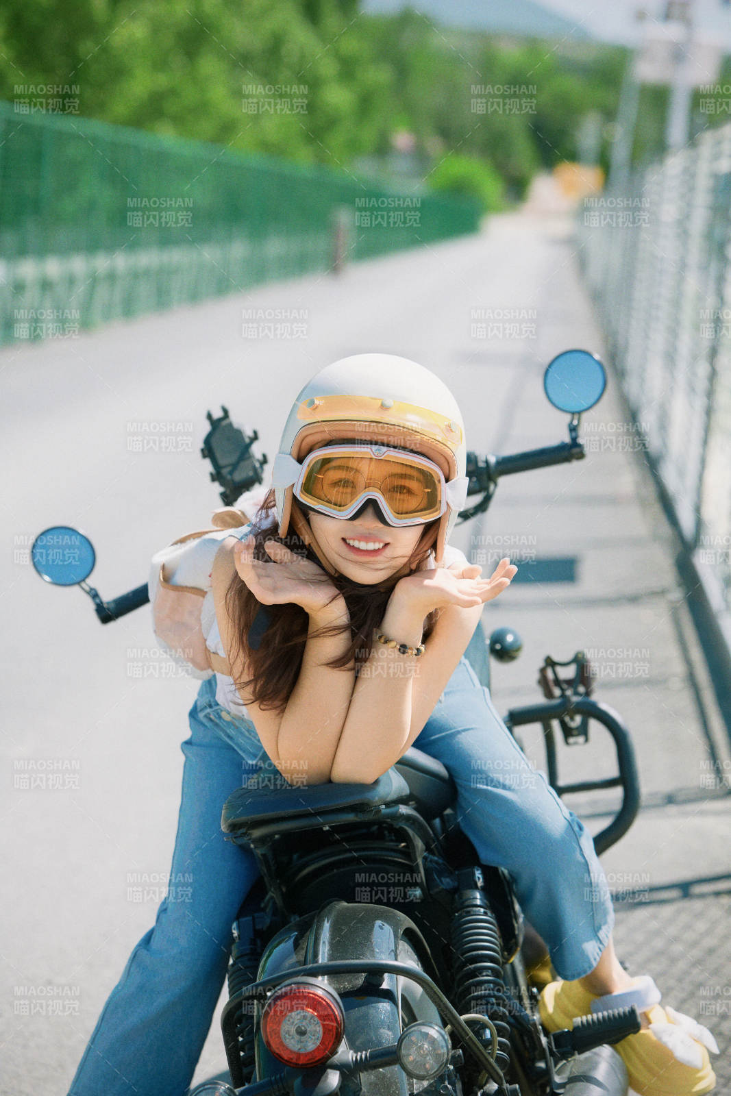 戶外騎在復古摩托車上的亞洲美女