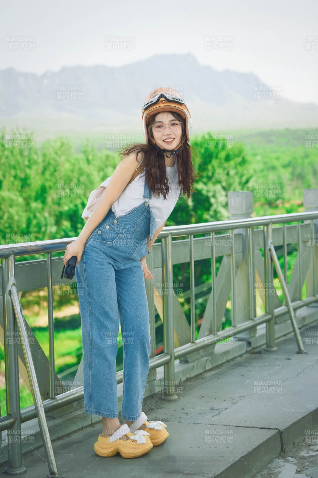 穿著騎行服飾佩戴頭盔游玩的東方美女