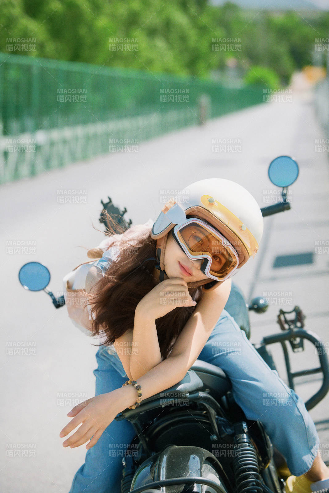 戶(hù)外騎在復(fù)古摩托車(chē)上的亞洲美女